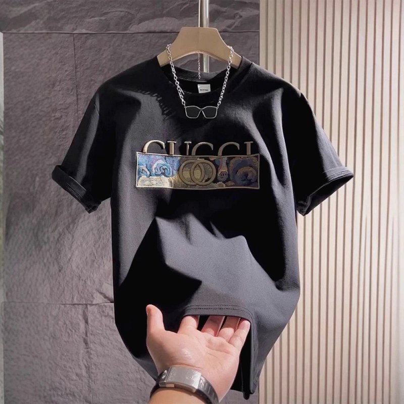 Gucci Black T-Shirt in Casual Streetwear Style Review: Two Torso Shapes, One Loose Cut, Ten Days of Wear